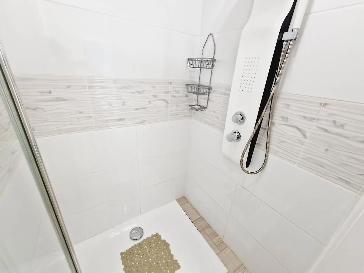 Daniel Beachfront, 2 Rooms Wifi Free 플라야데라스아메리카스 펜션